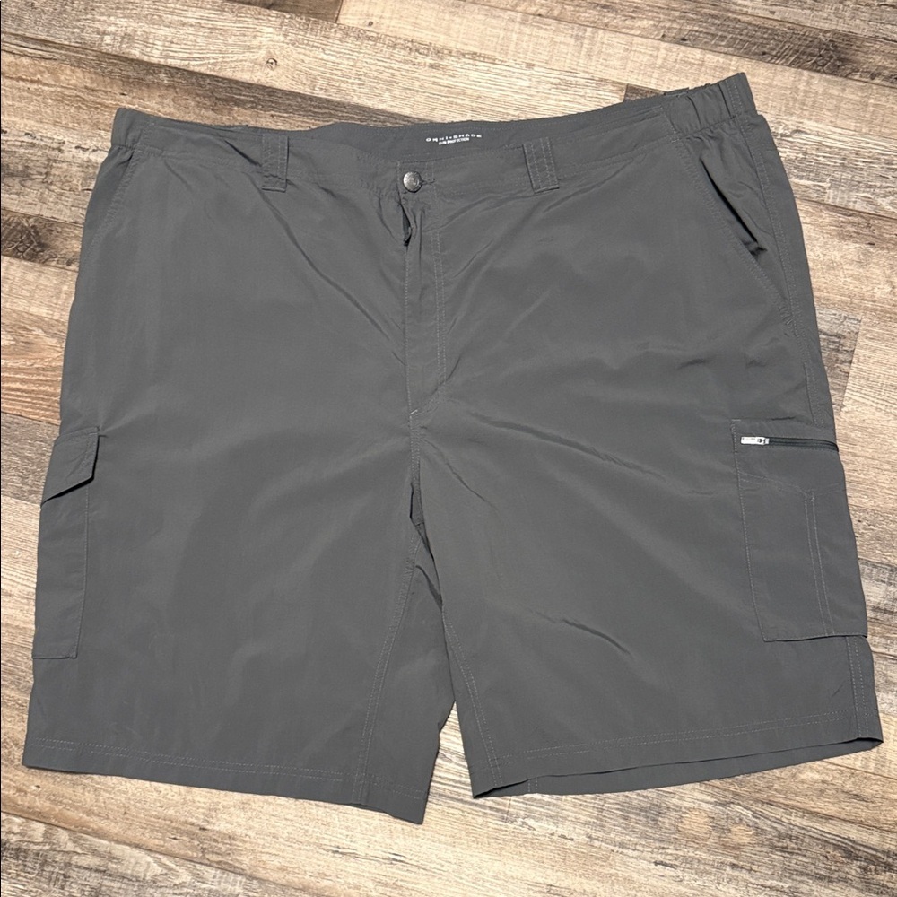 Columbia Omni-Shade men’s Cargo shorts in grey size 52 waist 12 length